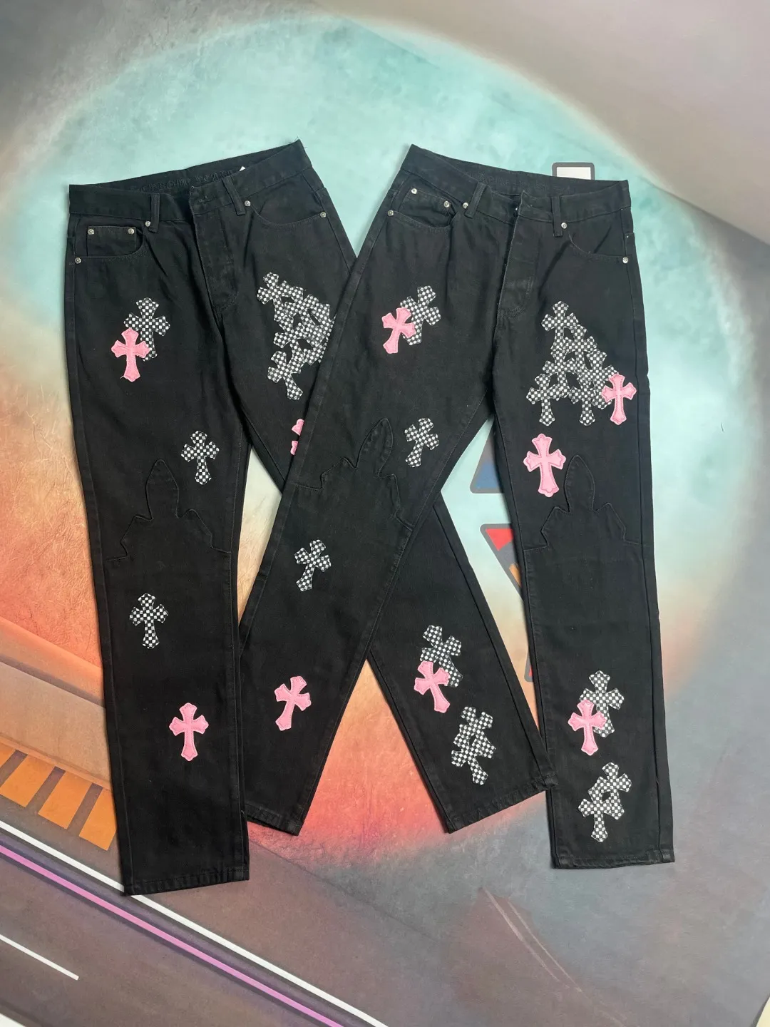 🅿️290 🔘Model No.-KL118 🔘Cro Xin𝐂𝐡𝐫𝐨𝐦𝐞 𝐇𝐞𝐚𝐫𝐭 CH Limited Flame Pink Cross Patchwork Straight Leather Jeans* In Cro Xin’s fashion map, these shorts are one of a kind. It is made of beaded canvas fabric and has been washed with heavy industry. The upper body is full of texture and the trousers are crisp and neat. The overall design adopts three-dimensional cutting technology and is extremely exquisite. Its hardware is customized according to ZP genuine products, with a customized small leather label, and the design is unique. The beaded canvas fabric is thick, not only soft after washing, but also very breathable. The details of the shorts are extremely well handled, simple and elegant, and the workmanship is exquisite. Every trace is neat and detailed, demonstrating excellent quality. The style of these shorts is super cool and breaks gender barriers. It can be easily worn by both men and women. It perfectly interprets the genderless fashion trend and easily enhances the wearer's fashion aura.  Size: S M L XL XXL (28.30.32.34.36) Color: Black